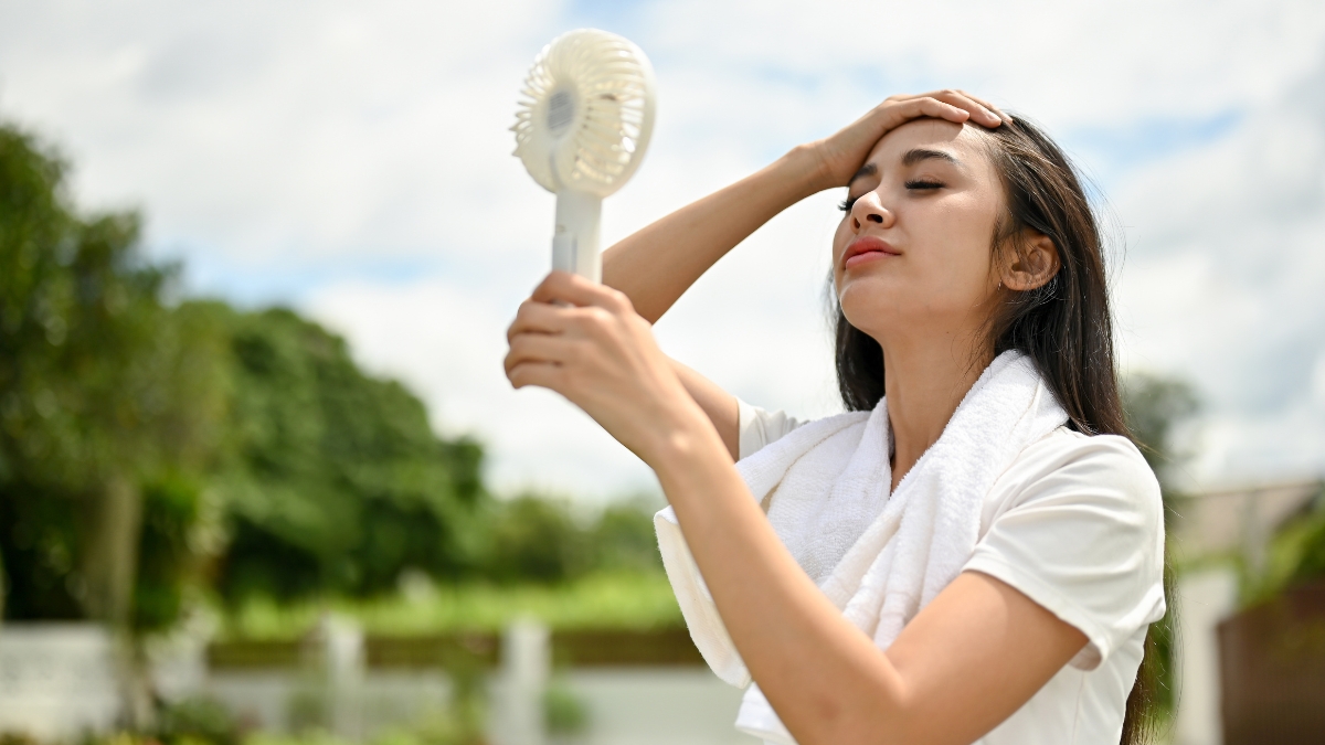 If You Want Long Battery Life, the JISULIFE Handheld Mini Fan Delivers Big Time
